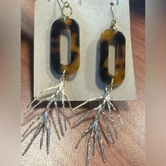 Jennifer Thames Brown Tortoise Shell and Brass Leaf Earrings - Picture 6 of 7